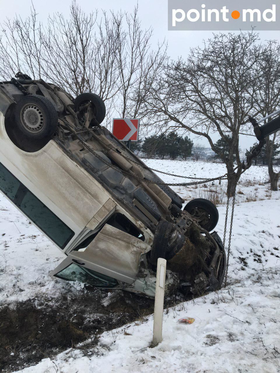 Авария вблизи Бельц: два автомобиля вылетели в кювет и перевернулись