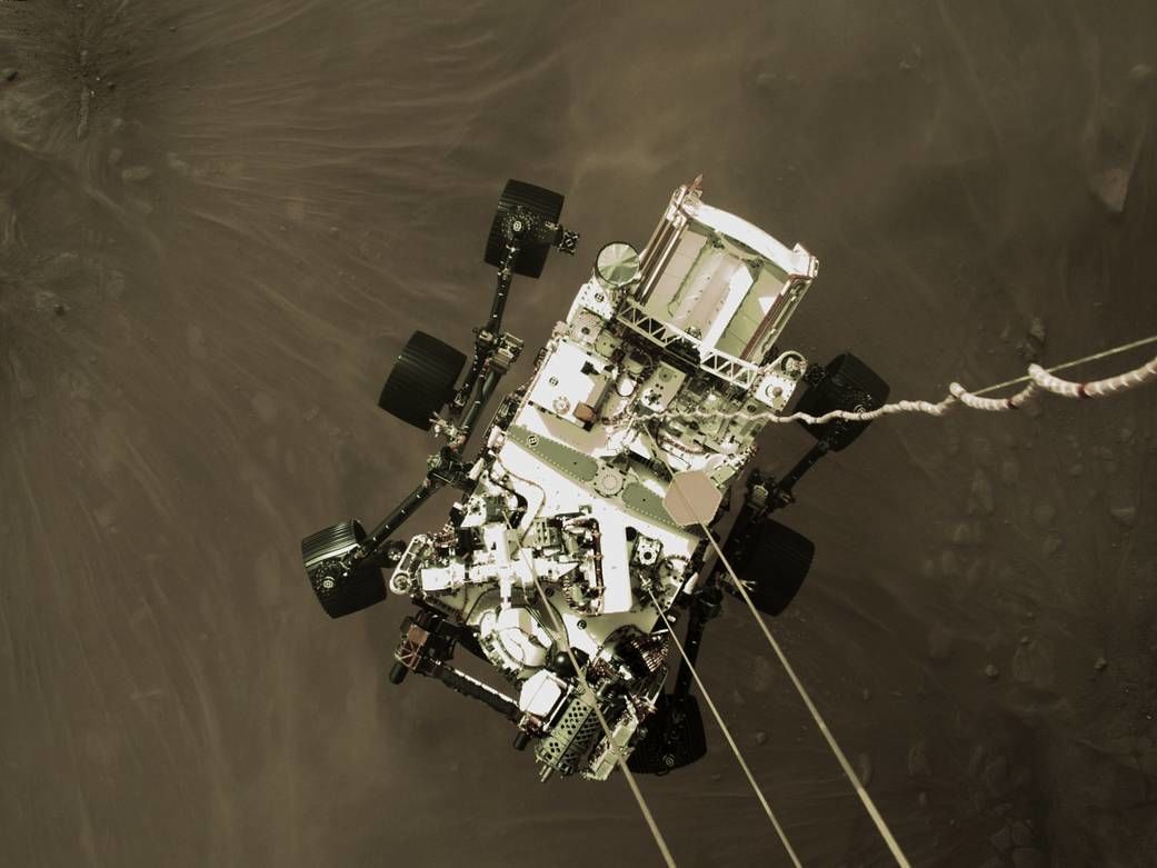 NASA опубликовало первые цветные фото с Марса