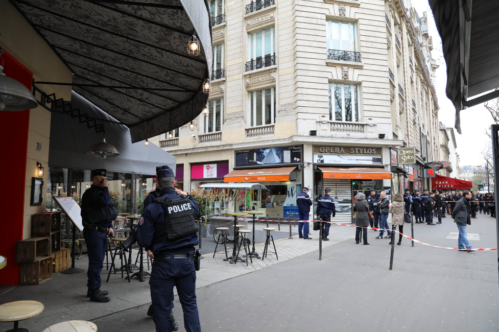Alertă cu bombă în centrul Parisului: Cel puţin 100 de oameni au fost evacuați