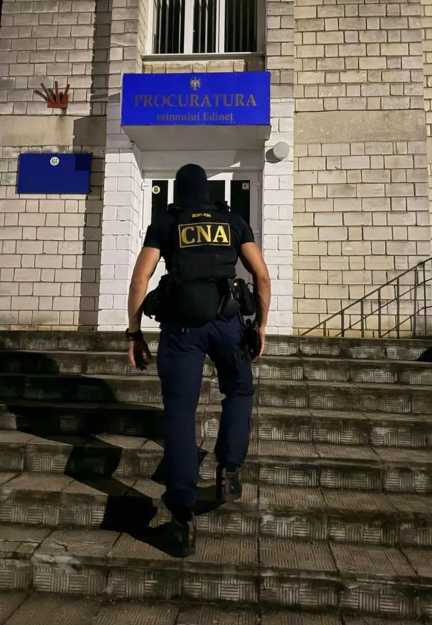 Un procuror și un avocat, reținuți la Edineț pentru o mită de 500.000 de lei