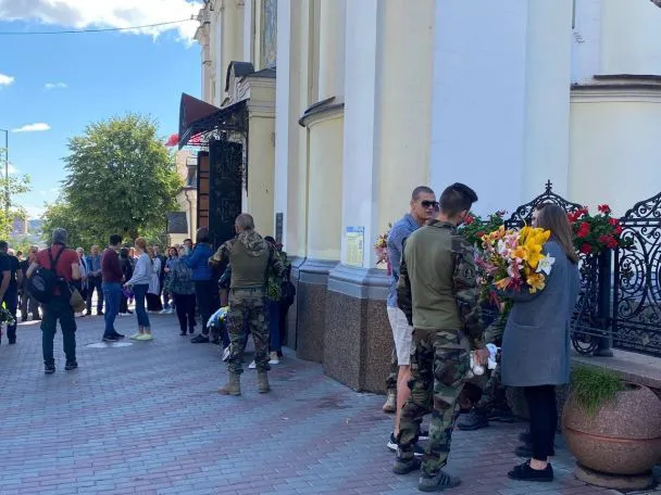 В Виннице прошла церемония прощания с девочкой Лизой, погибшей от ракетного удара