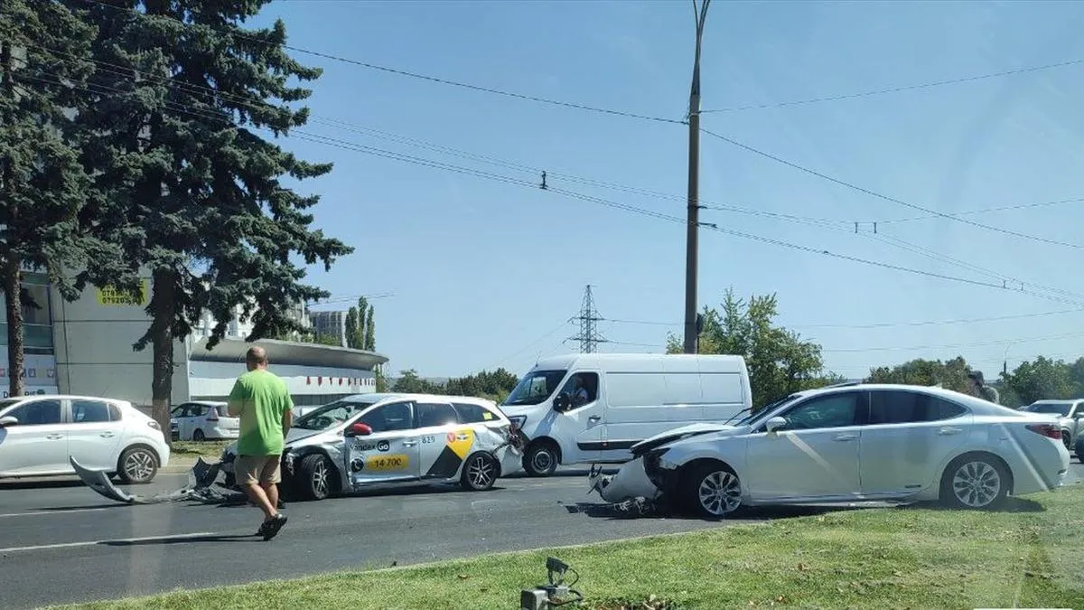 В столице произошло ДТП с участием такси: есть пострадавший