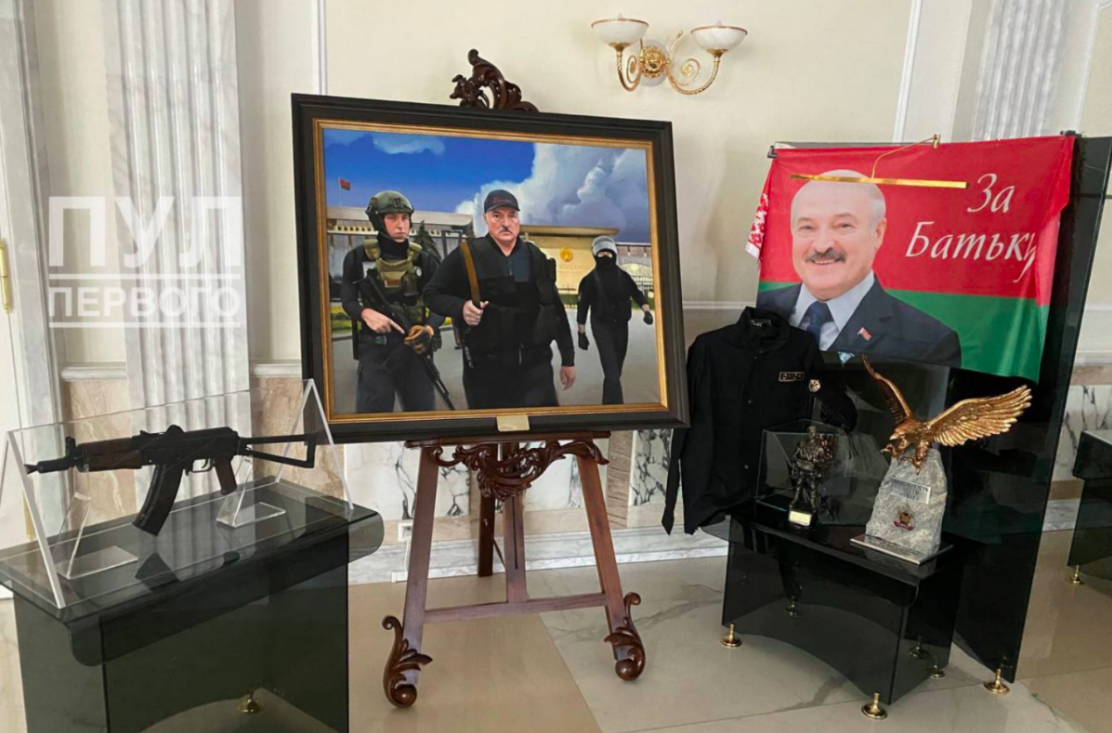"За Батьку": во Дворце независимости в Минске выставили автомат Лукашенко