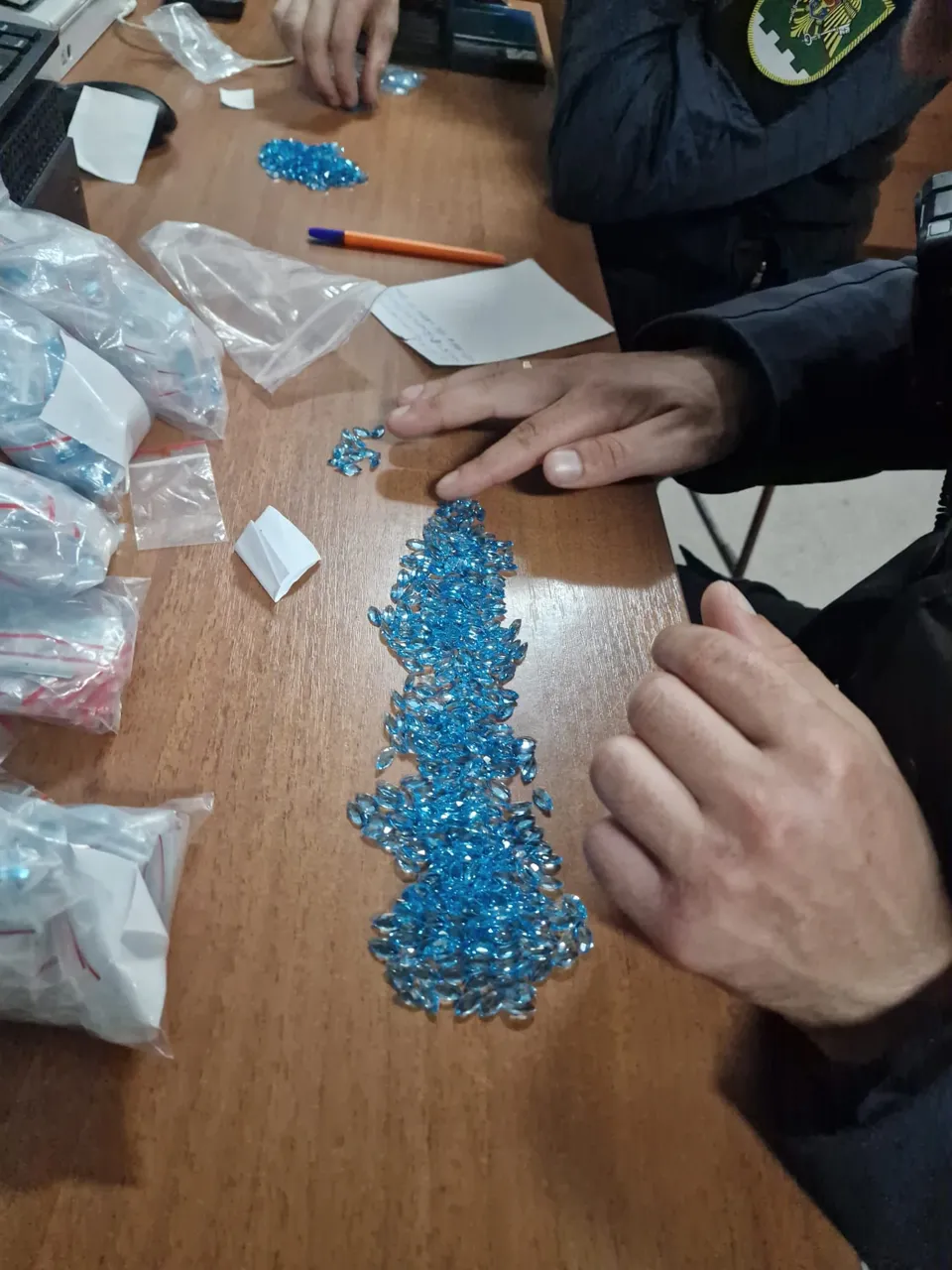 Un cetățean indian a încercat să scoată ilegal peste 1.000 de pietre semiprețioase din Moldova
