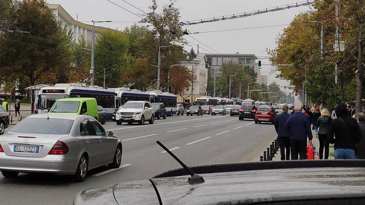 В центре Кишинёва встали десятки троллейбусов