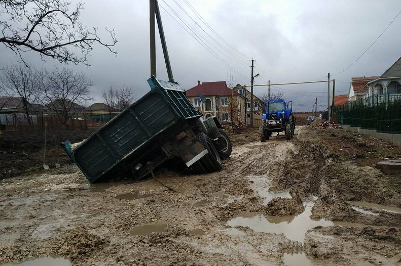 В Милештий Мичь грузовик наполовину утонул в грязи