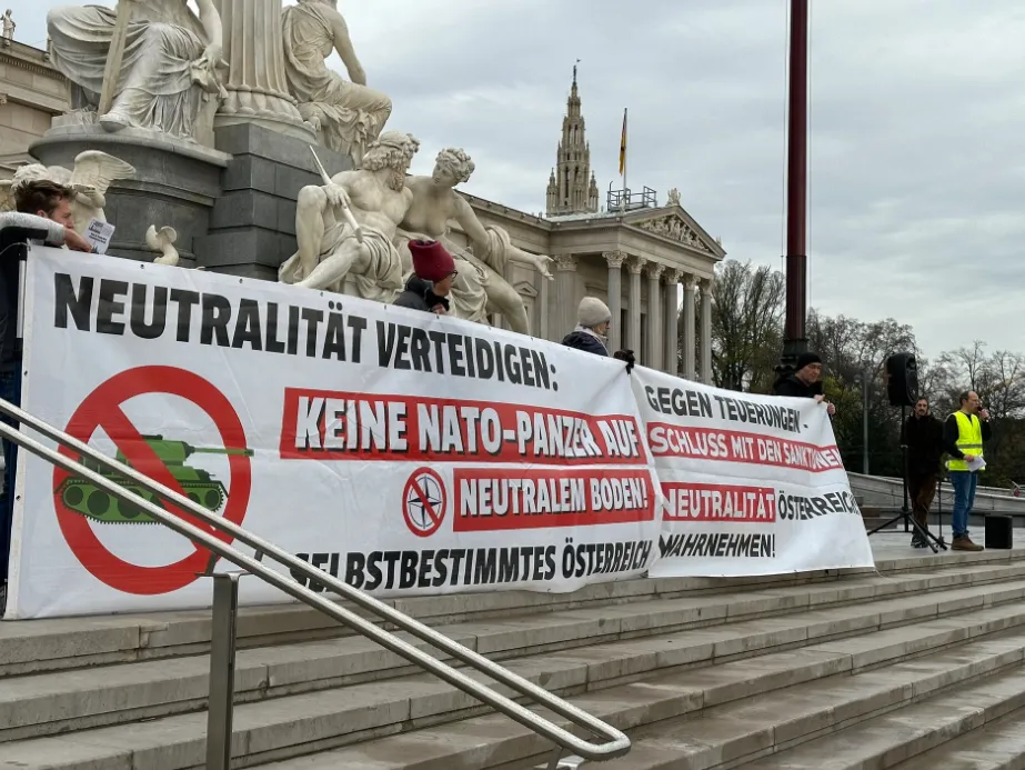 Оппозиция покинула парламент Австрии в знак протеста во время выступления Зеленского