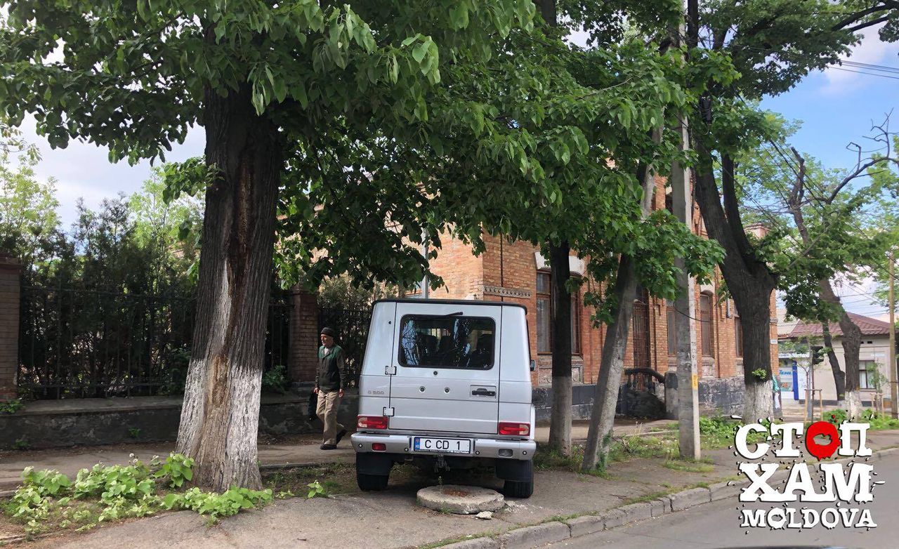 Шалару снова припарковал свой Мерседес на тротуаре