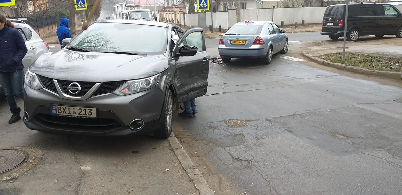 Момент столкновения двух автомобилей в Кишиневе попал на видео, 15 Января 2020 года