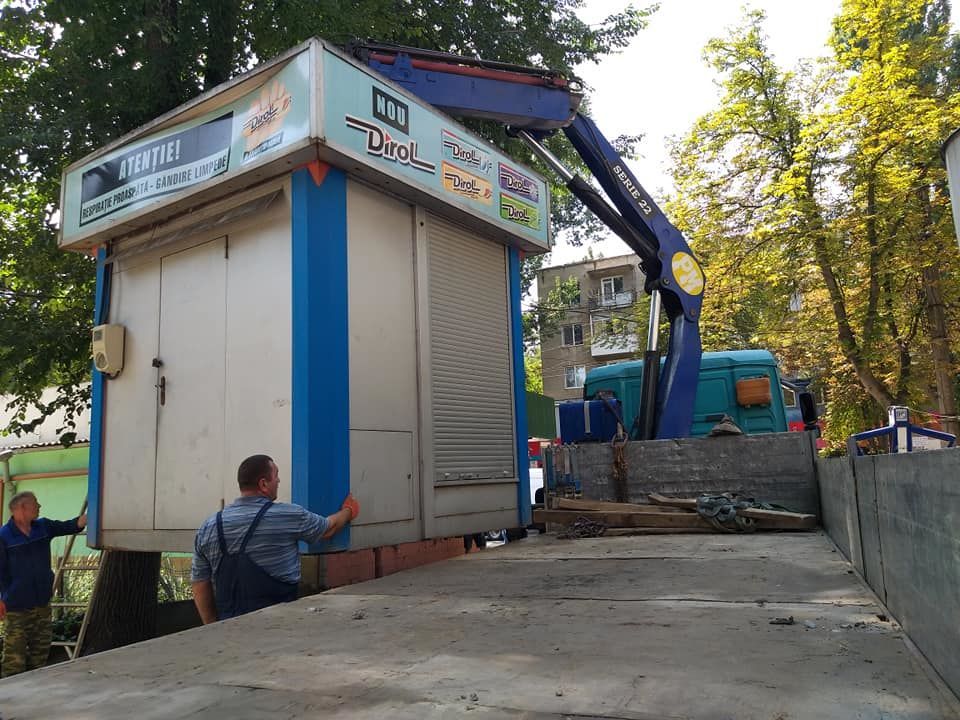 На Ботанике продолжают эвакуировать незаконные киоски