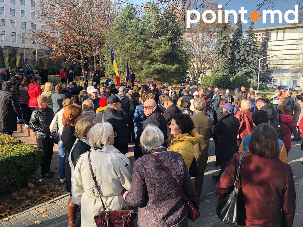 Перед парламентом собрались протестующие: Мы поддерживаем правительство Санду