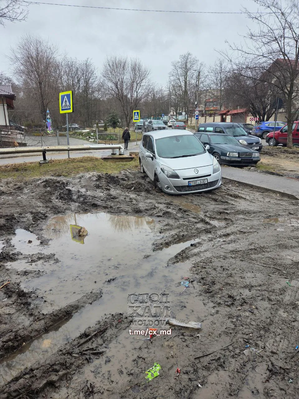 Șoferii transformă spațiile verzi din Capitală în noroi