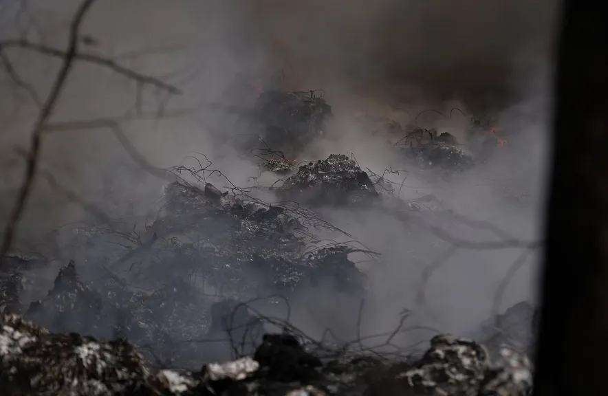 Под Прагой второй день тушат крупный пожар на полигоне с пластиком