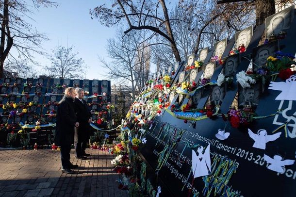 Туск в Киеве почтил память жертв стрельбы на Майдане