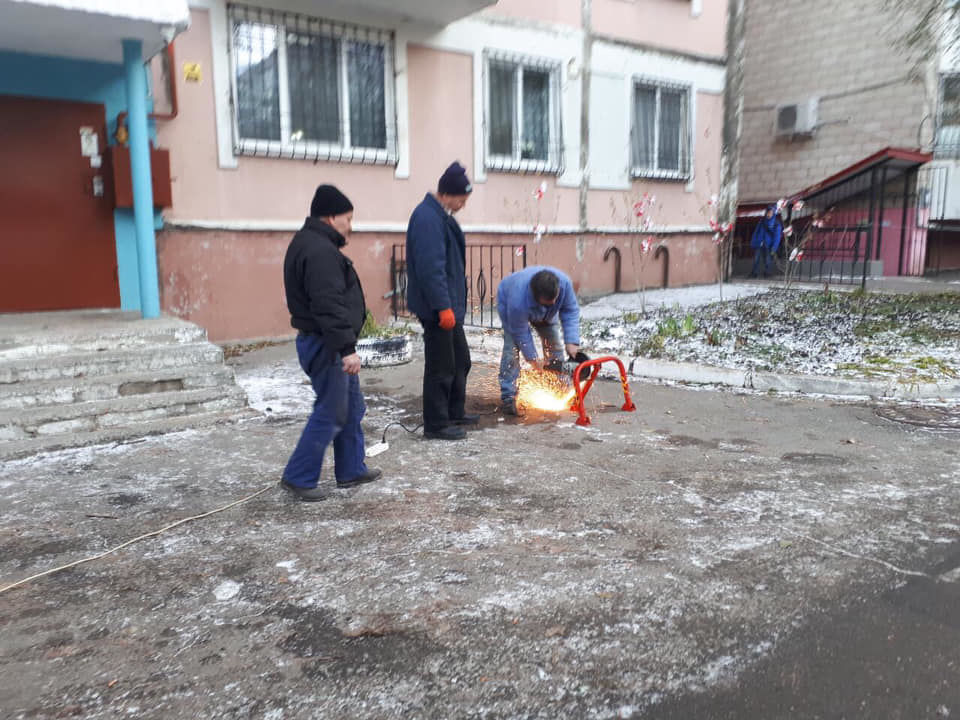 На Буюканах демонтировали парковочные барьеры, блокировавшие доступ транспорту