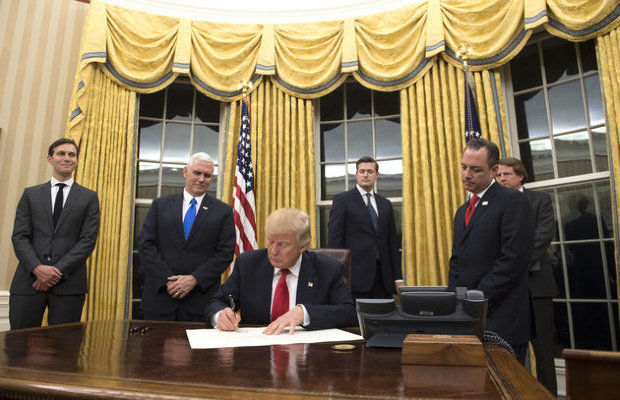 Donald Trump și-a redecorat biroul de la Casa Albă. Așa arată acum
