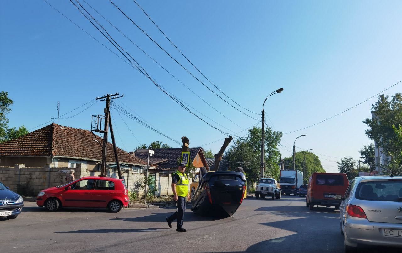 На Буюканах от удара автомобиль перевернулся на крышу