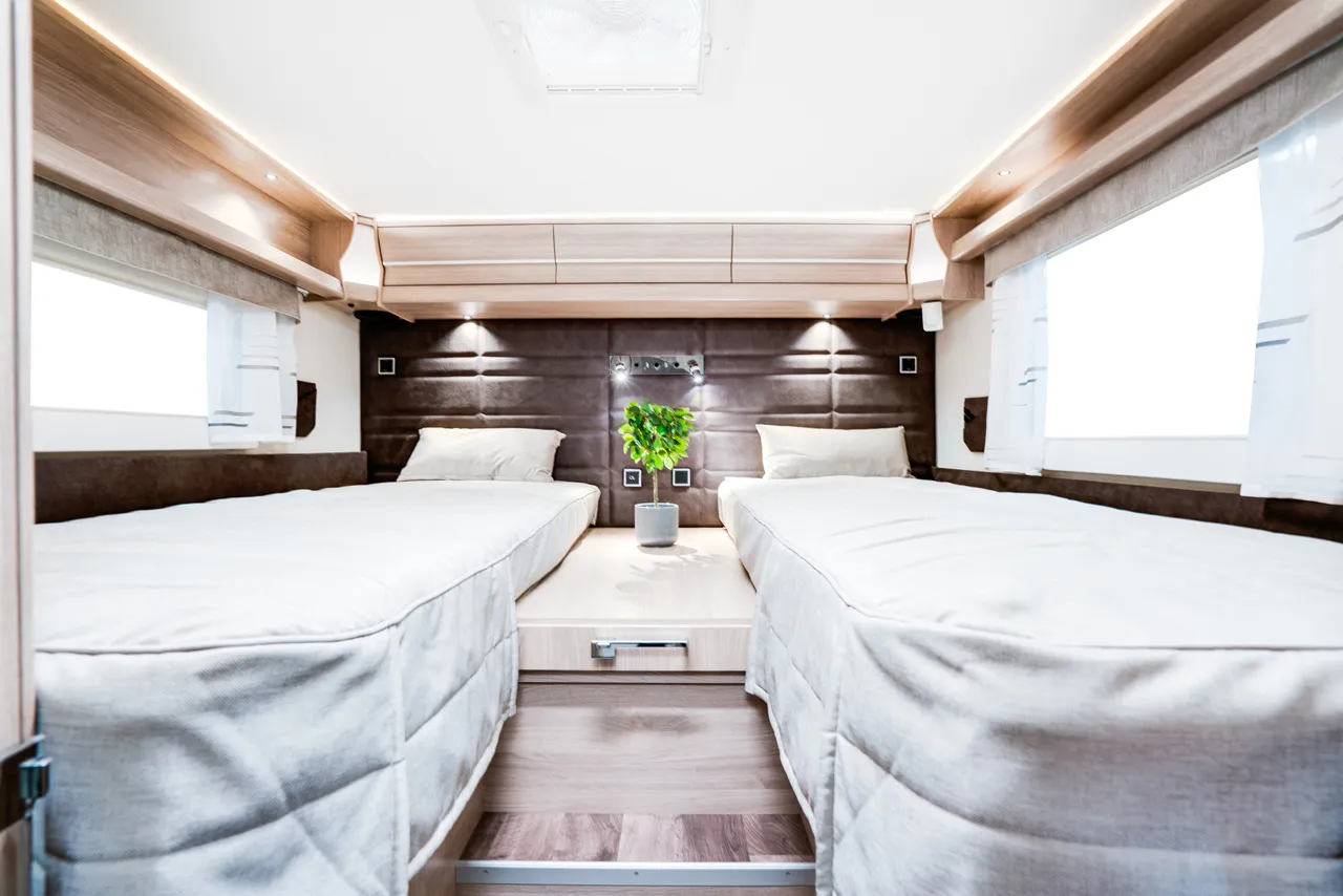 Mercedes Sprinter превратили в роскошный дом на колесах за $250 000