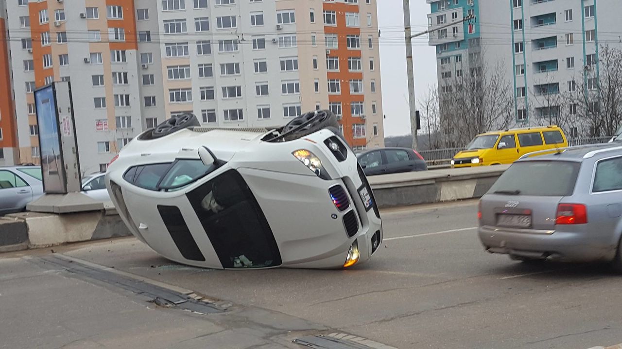 Девушка за рулем люксового автомобиля перевернулась на виадуке