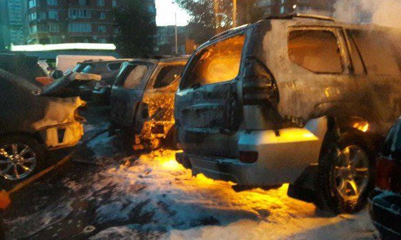 В Киеве на автостоянке произошел масштабный пожар