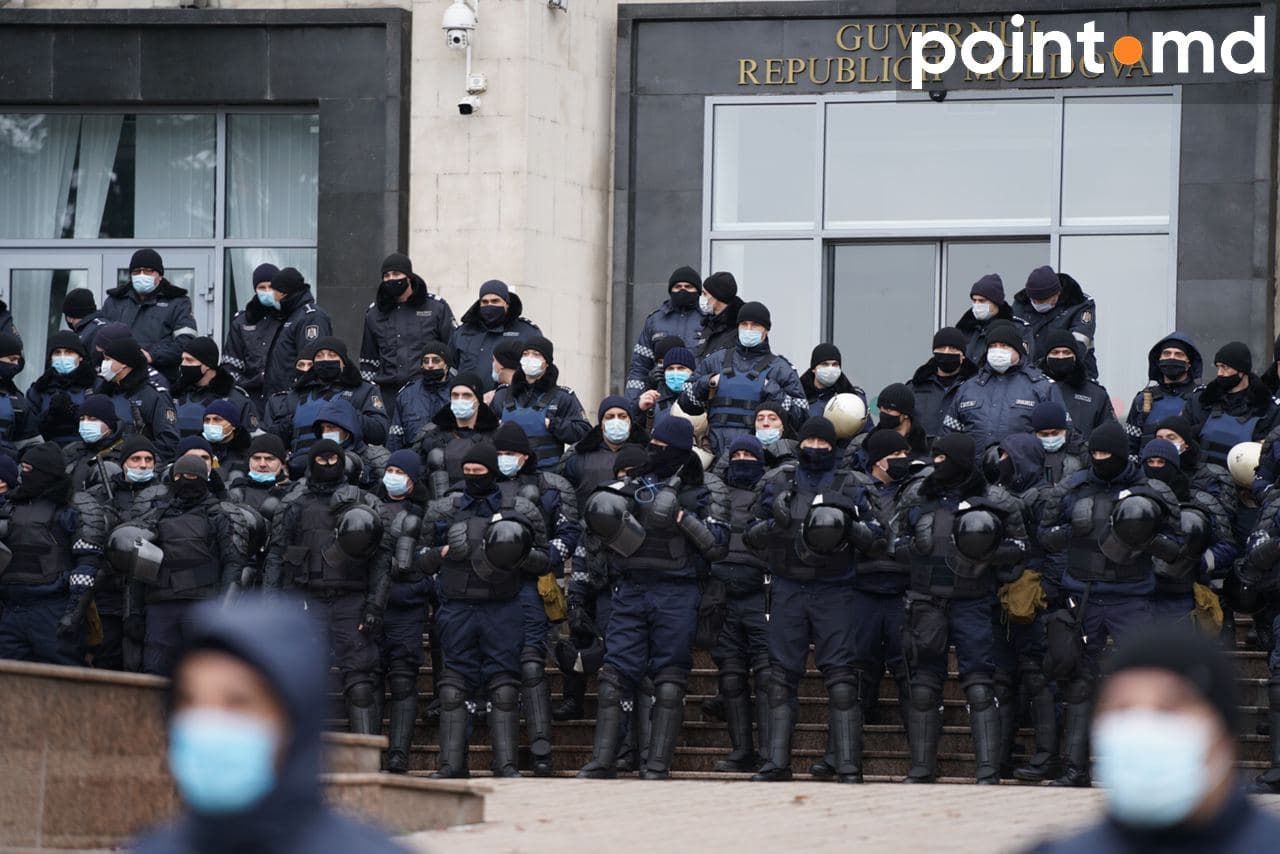 В центре Кишинева прошел масштабный митинг: люди требуют досрочных выборов