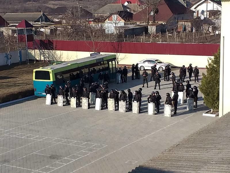 В Сети появились кадры подготовки полиции к беспорядкам после выборов