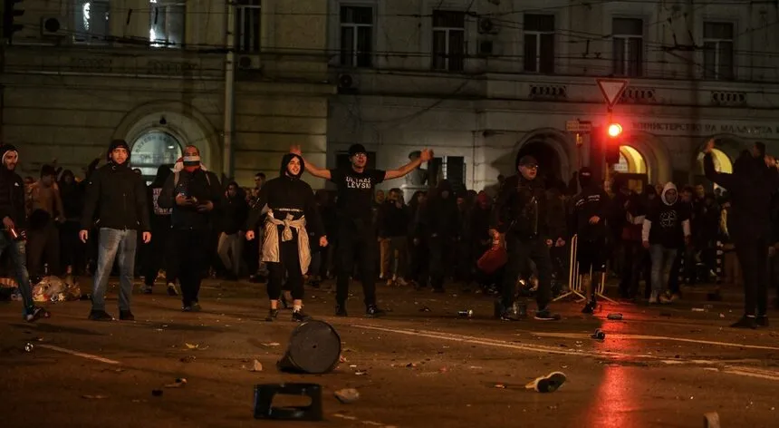 В Болгарии футбольные фанаты подрались с полицией: десятки пострадавших