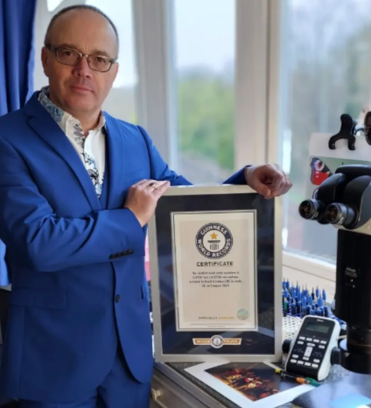Un nou record Guinness: Un bărbat a creat un cub Lego de dimensiunea unei celule sanguine