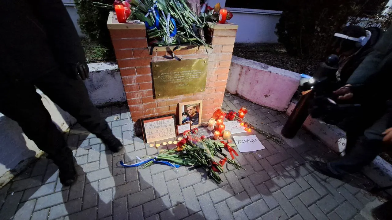 Молдавский журналист сжег свой российский паспорт на акции памяти Навального