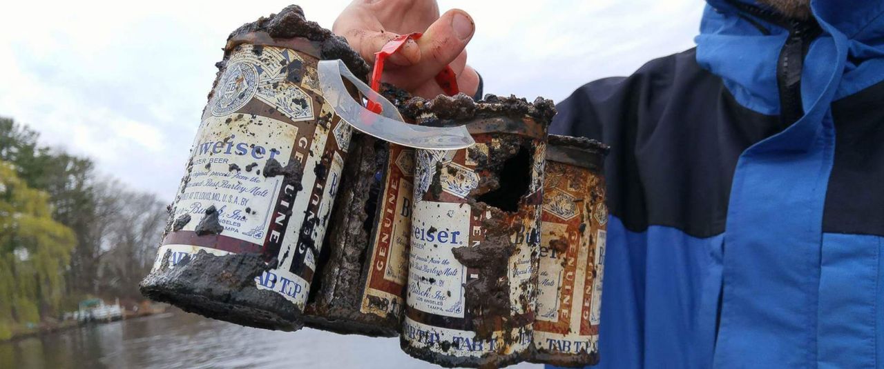 В США рыбаки поймали упаковку пива 60-летней давности