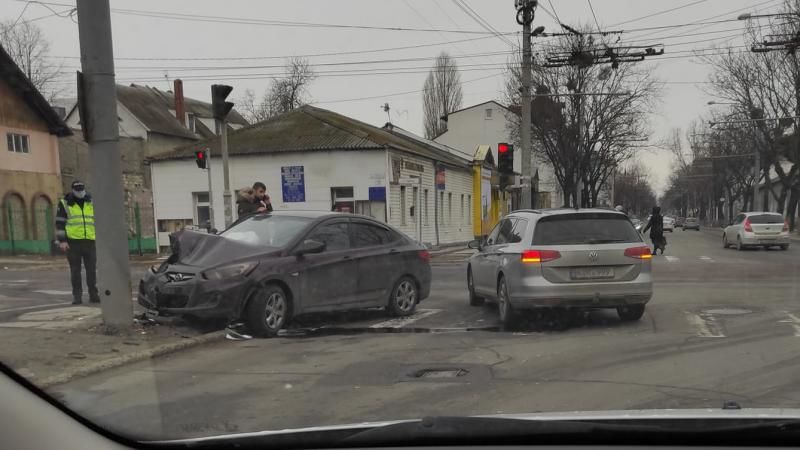 Утреннее ДТП в столице: из-за столкновения машин Hyundai врезался в столб