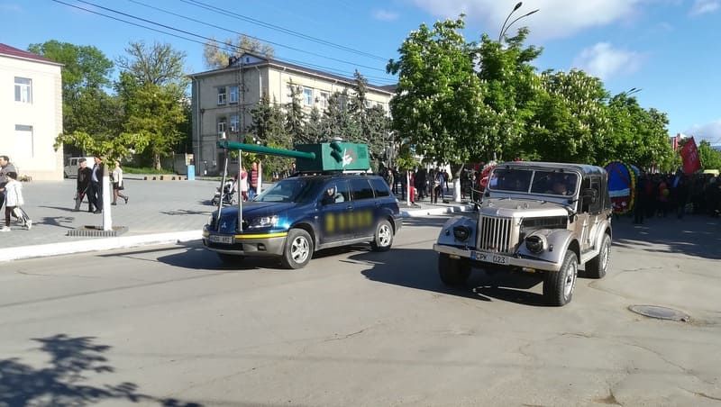 В Комрате 9 Мая машина службы такси стала "танком"