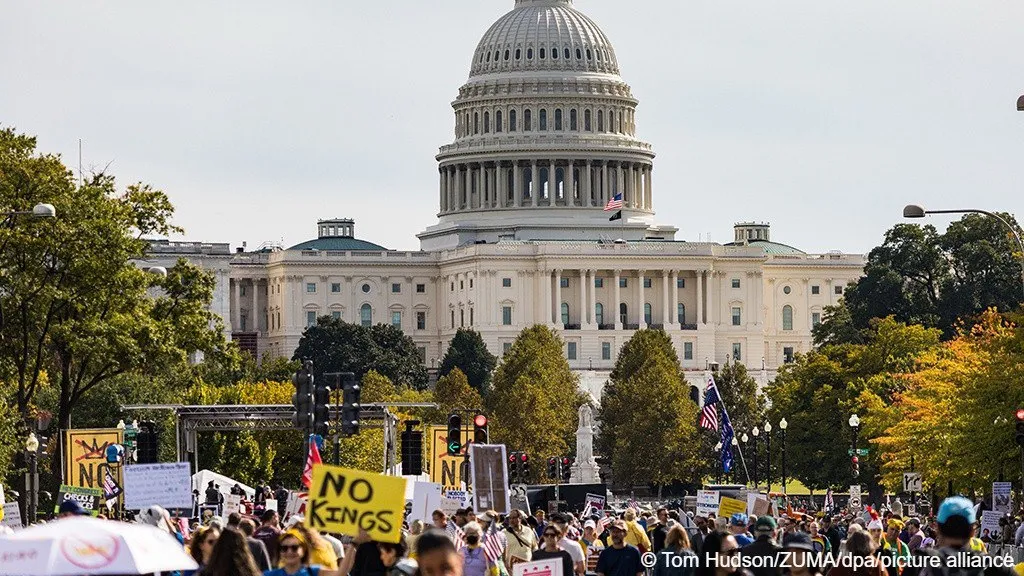По всей территории США прошли протесты «Нет Королям» против политики Трампа