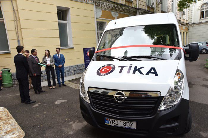 Посольство Турции передало в дар кишиневской примэрии автомобиль для инвалидов