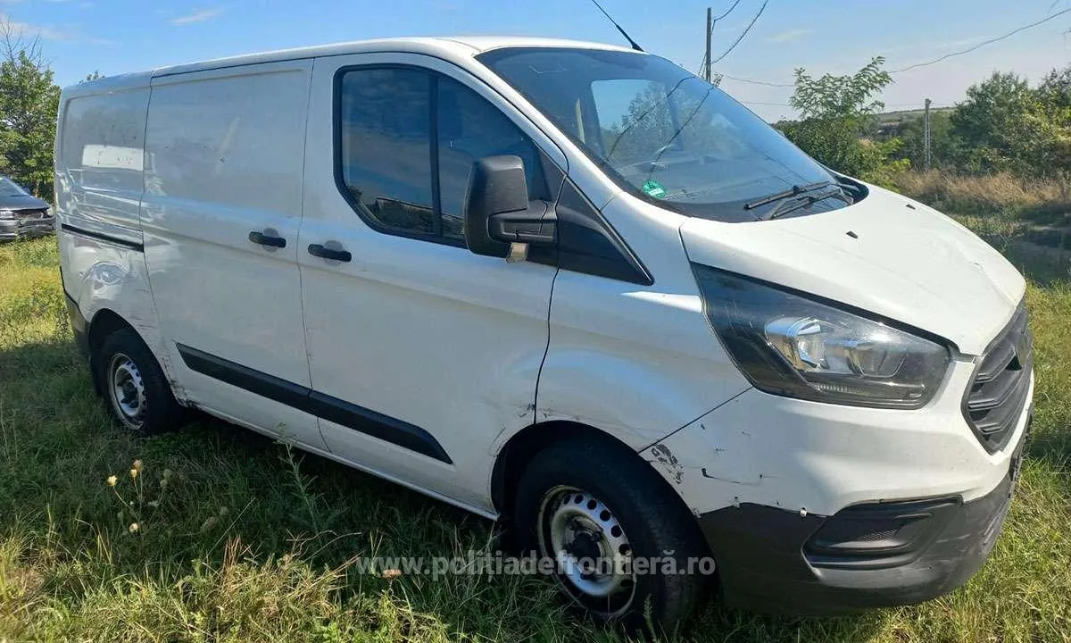 Молдаванин перевозил на платформе угнанное в Германии авто: Ford изъяли на границе