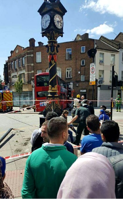 В Лондоне двухэтажный автобус въехал в витрину магазина