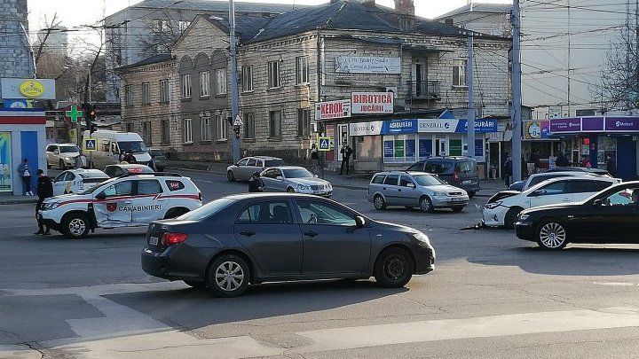 В столице автомобиль карабинеров попал в аварию