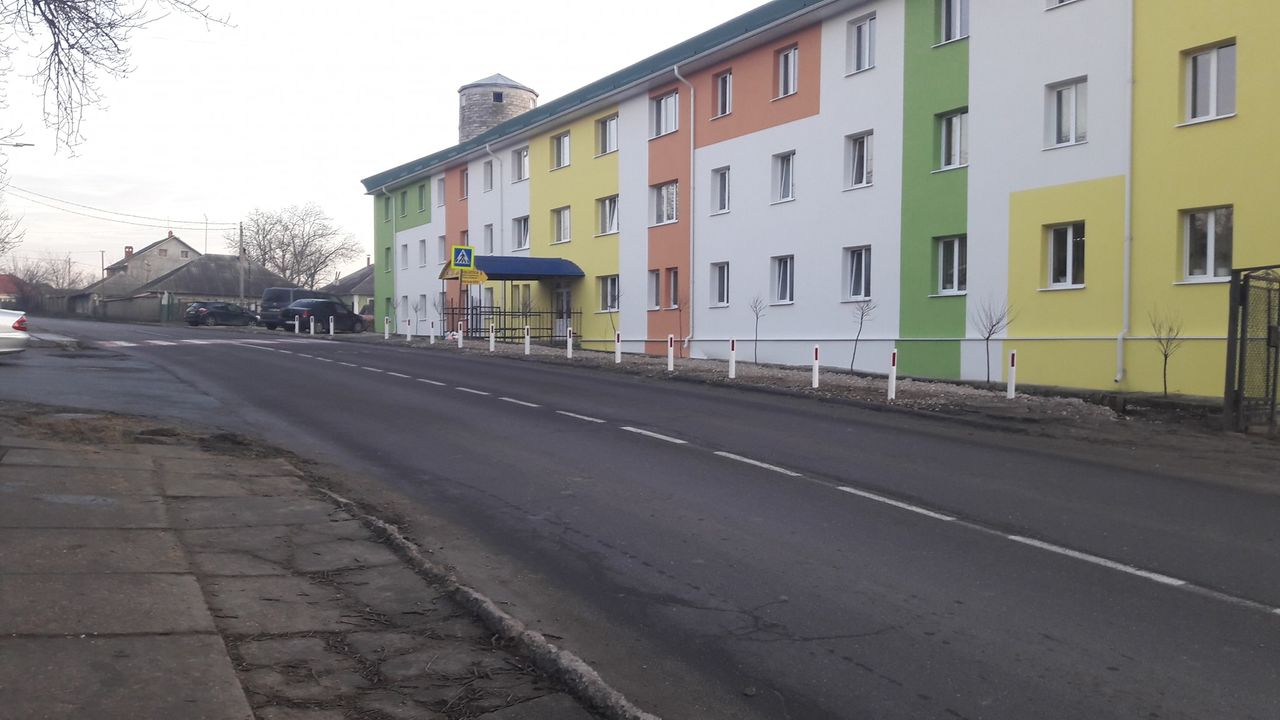 После гибели девочки возле художественной школы в Яловенах убрали парковку