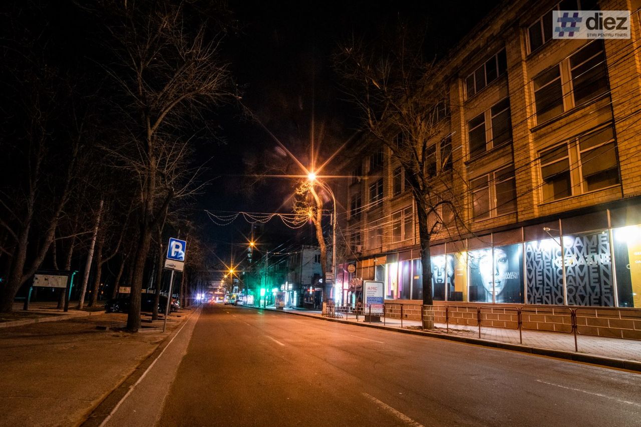 Фотограф запечатлел пустые улицы ночного Кишинева из-за карантина