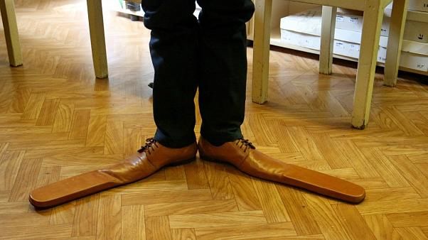 Румынский обувщик сделал туфли 75 размера для соблюдения социальной дистанции