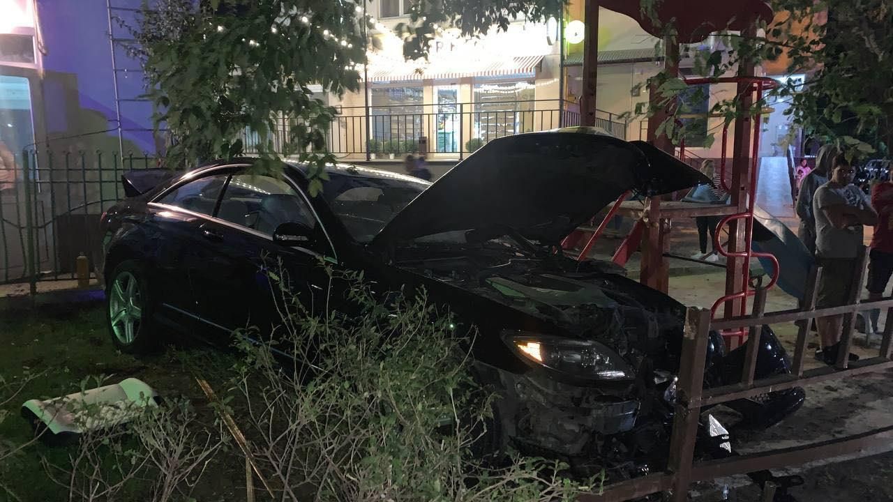 В Кишиневе Mercedes влетел в забор детской площадки, сбив двух людей