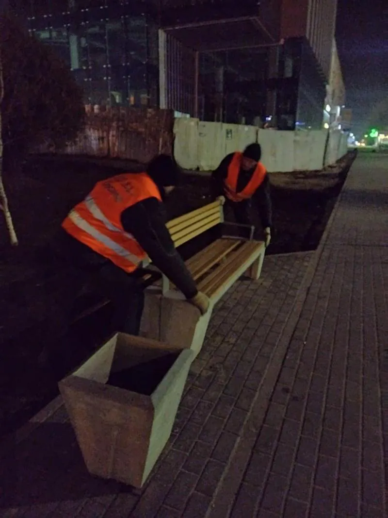 На бульваре Мирчи чел Бэтрын вандалы перевернули скамейки