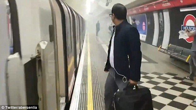 Станцию метро в Лондоне закрыли после задымления