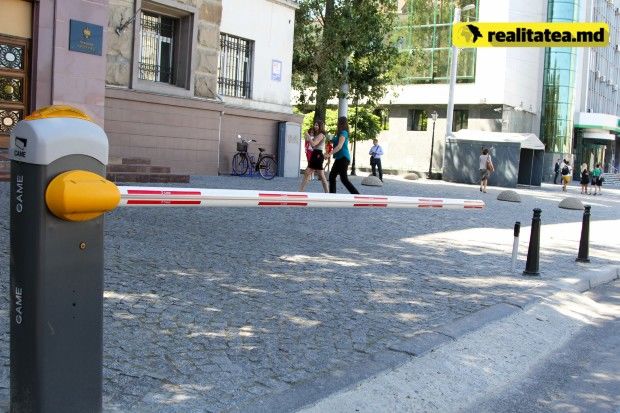 O tânără s-a ales cu o comoție cerebrală, după ce a fost lovită de bariera de acces auto din fața Ministerului de Finanțe