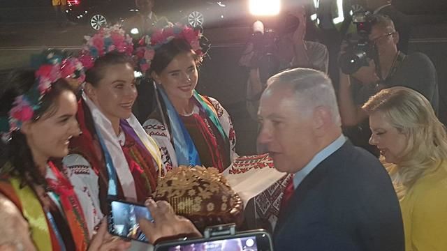 Жена Нетаньяху попала в скандал на Украине: бросила хлеб с солью на землю