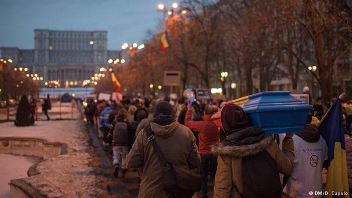 Тысячи жителей Румынии вновь вышли на марш в поддержку антикоррупционных мер