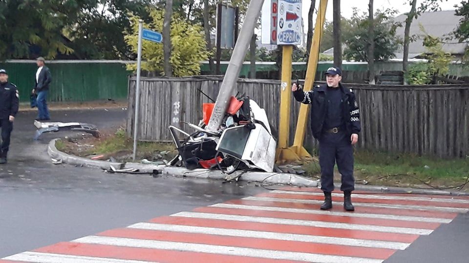 В Кагуле автомобиль разорвало на две части после столкновения со столбом