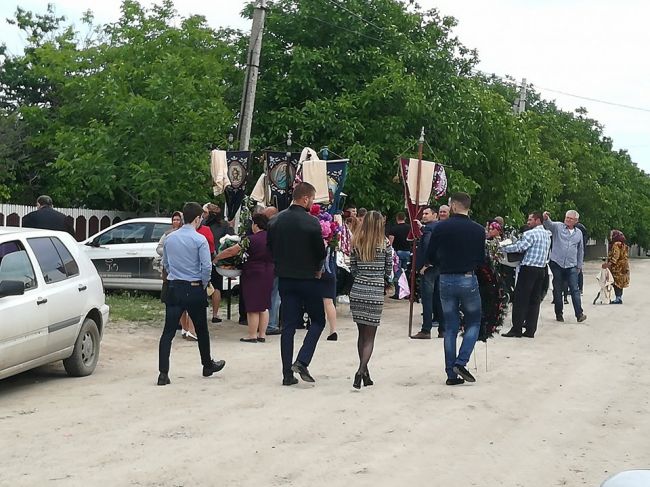 Прошли похороны мужчины, застрелившегося в офисе кредитной компании