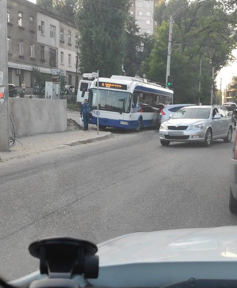В столице произошло ДТП с участием троллейбуса и двух машин