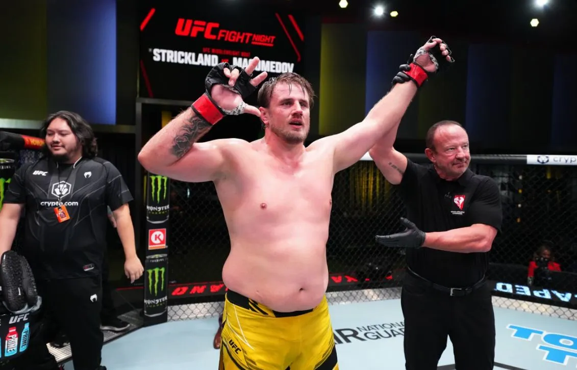 Александр Романов победил Благоя Иванова на турнире UFC